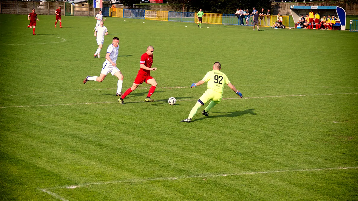 Grad bramek na stadionie Wiernej