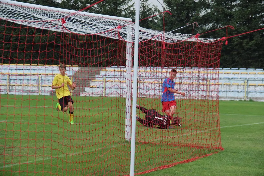 Dużo bramek w meczu juniorów