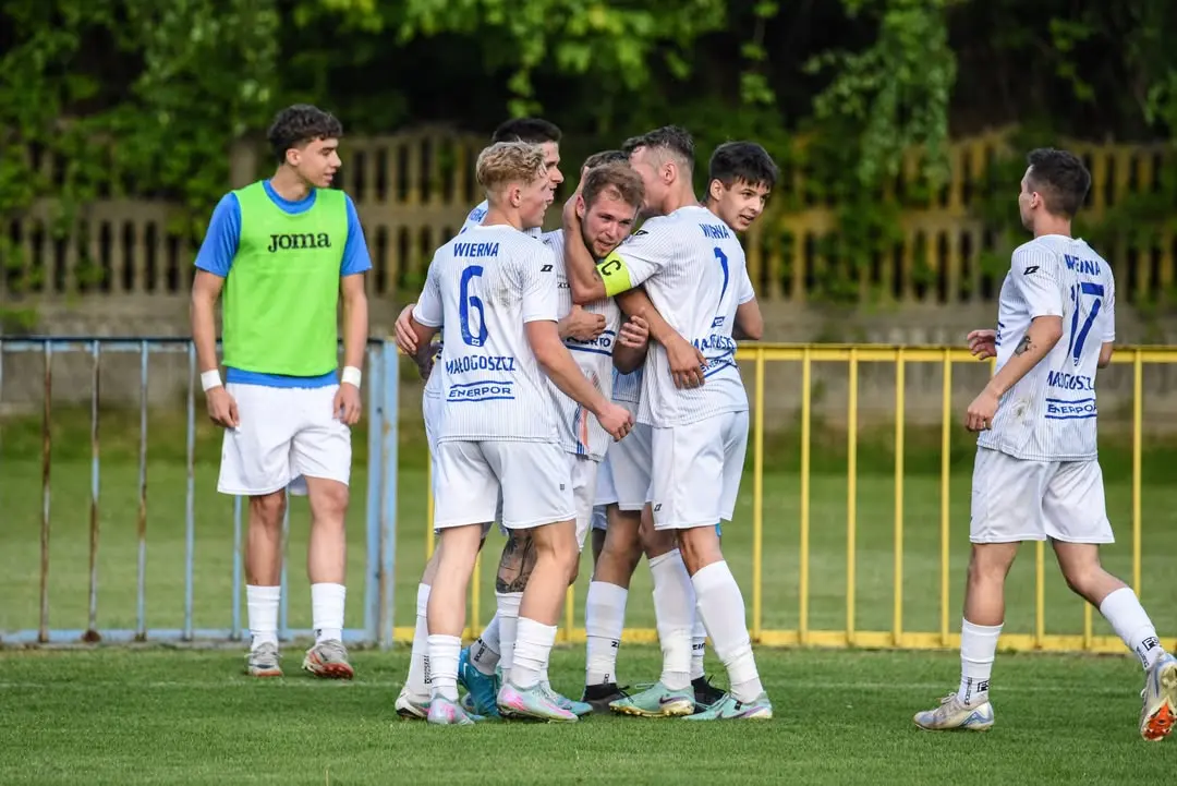 Blisko rok temu na własnym stadionie pokonaliśmy Spartakusa Daleszyce 2:0💪 Pamiętacie