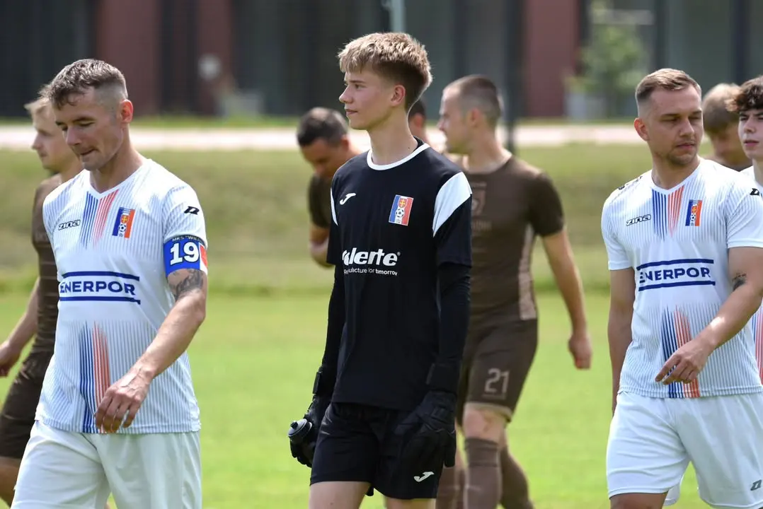 Radosław Spurek, piętnastoletni bramkarz, zadebiutował w piłce seniorskiej w ostatnim